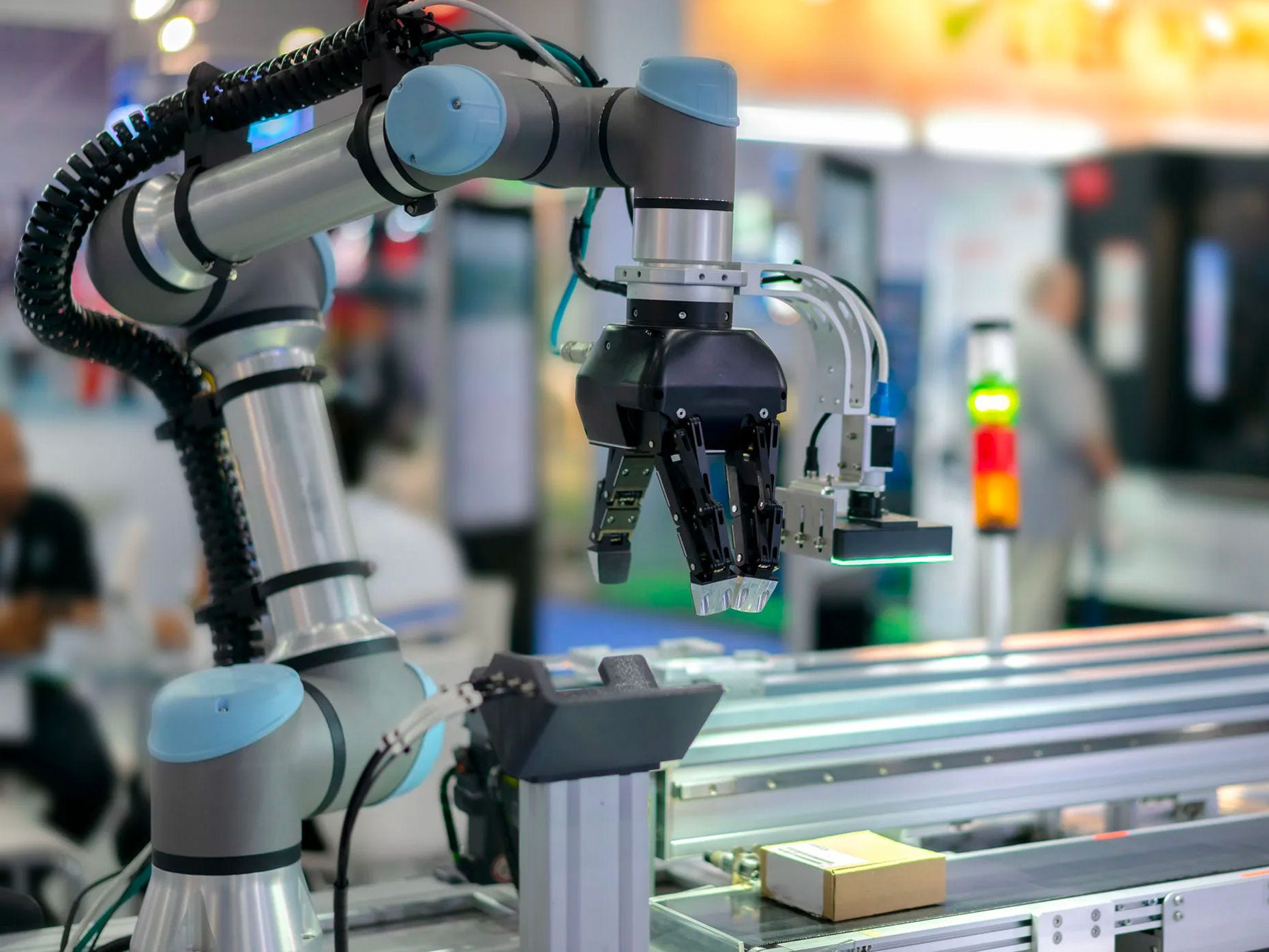 Manufacturing robot with camera Manufacturing robot with camera