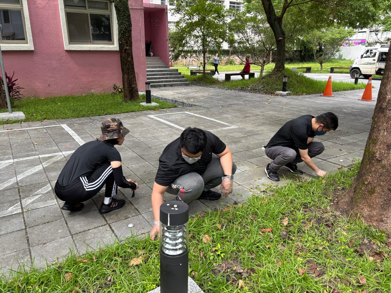 茂綸同仁揮灑汗水,協助整理伯大尼中庭環境