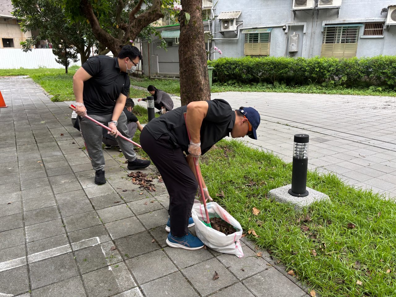 茂綸同仁揮灑汗水,協助整理伯大尼中庭環境